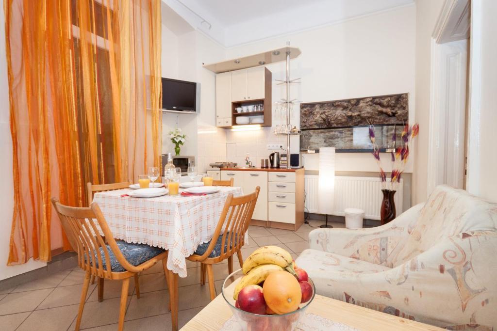 Like Home - Opera Apartments Budapest Esterno foto