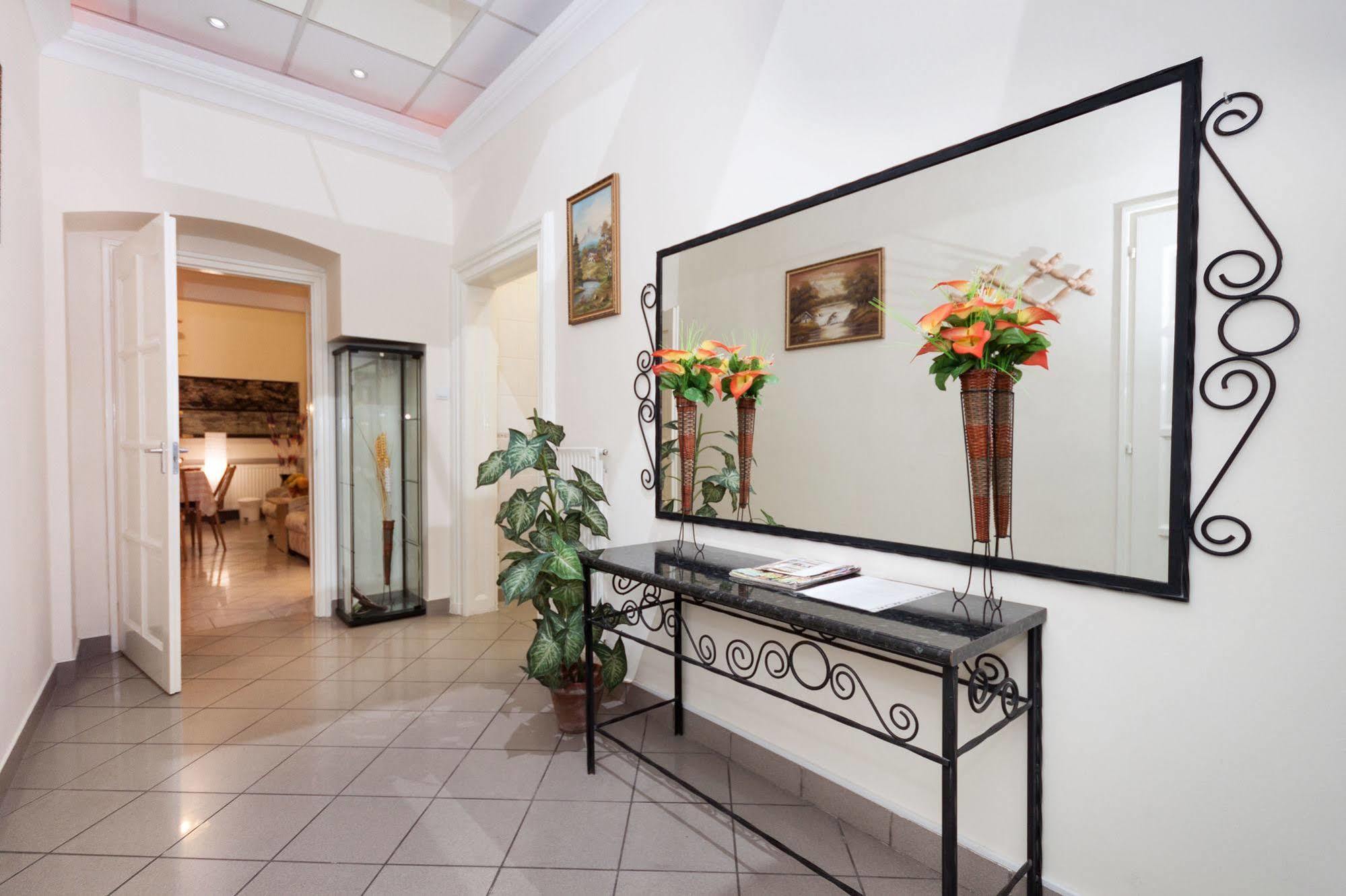 Like Home - Opera Apartments Budapest Esterno foto