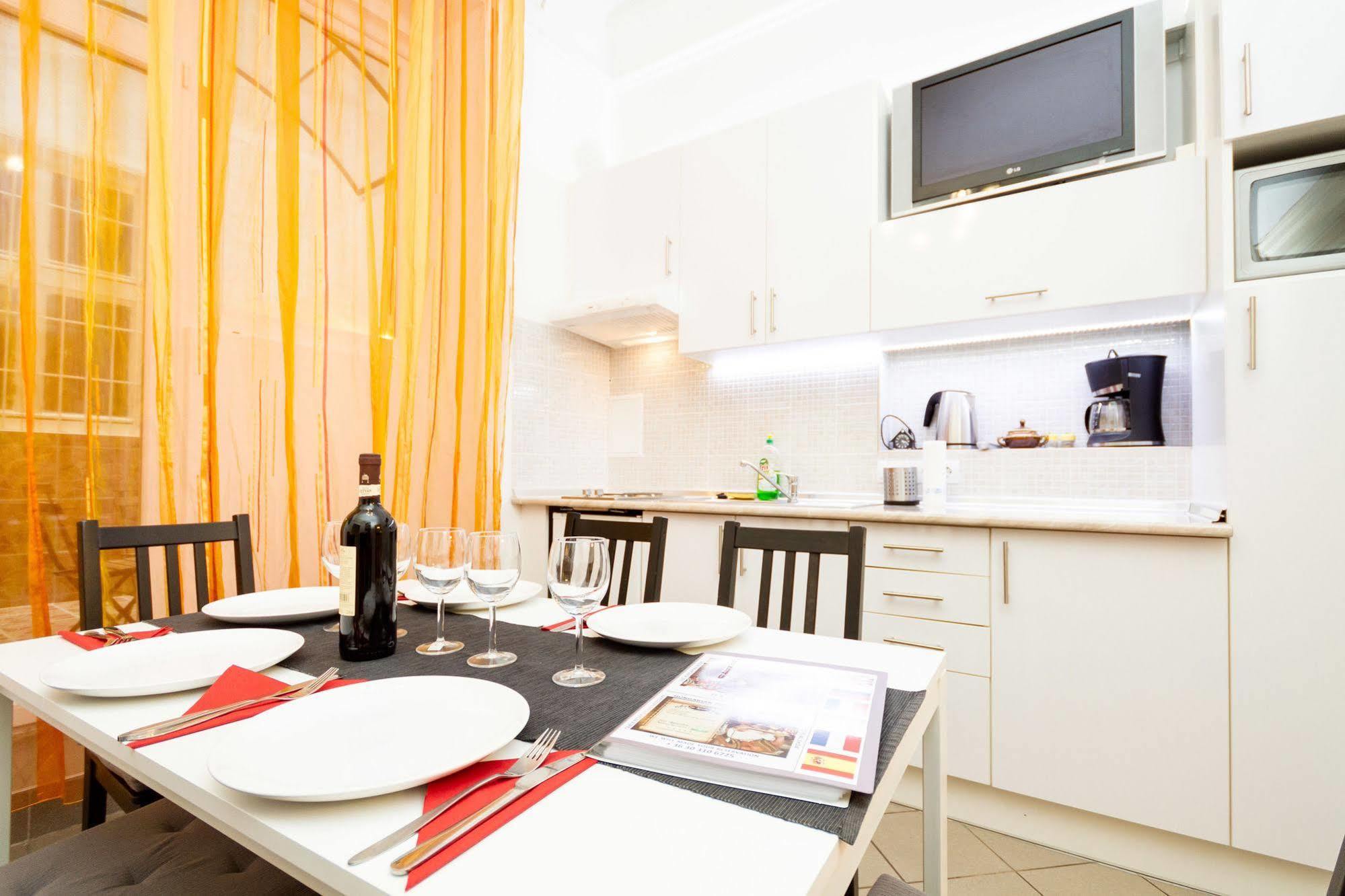Like Home - Opera Apartments Budapest Esterno foto