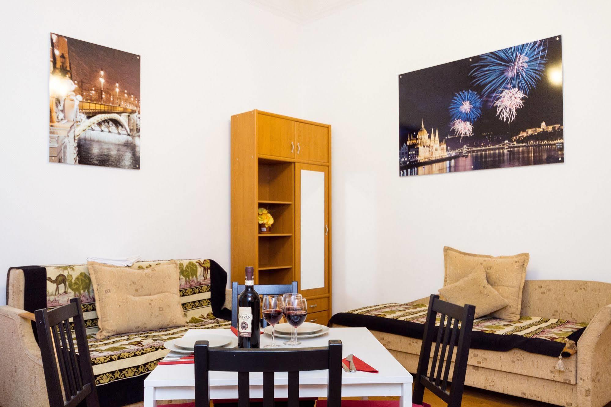 Like Home - Opera Apartments Budapest Esterno foto