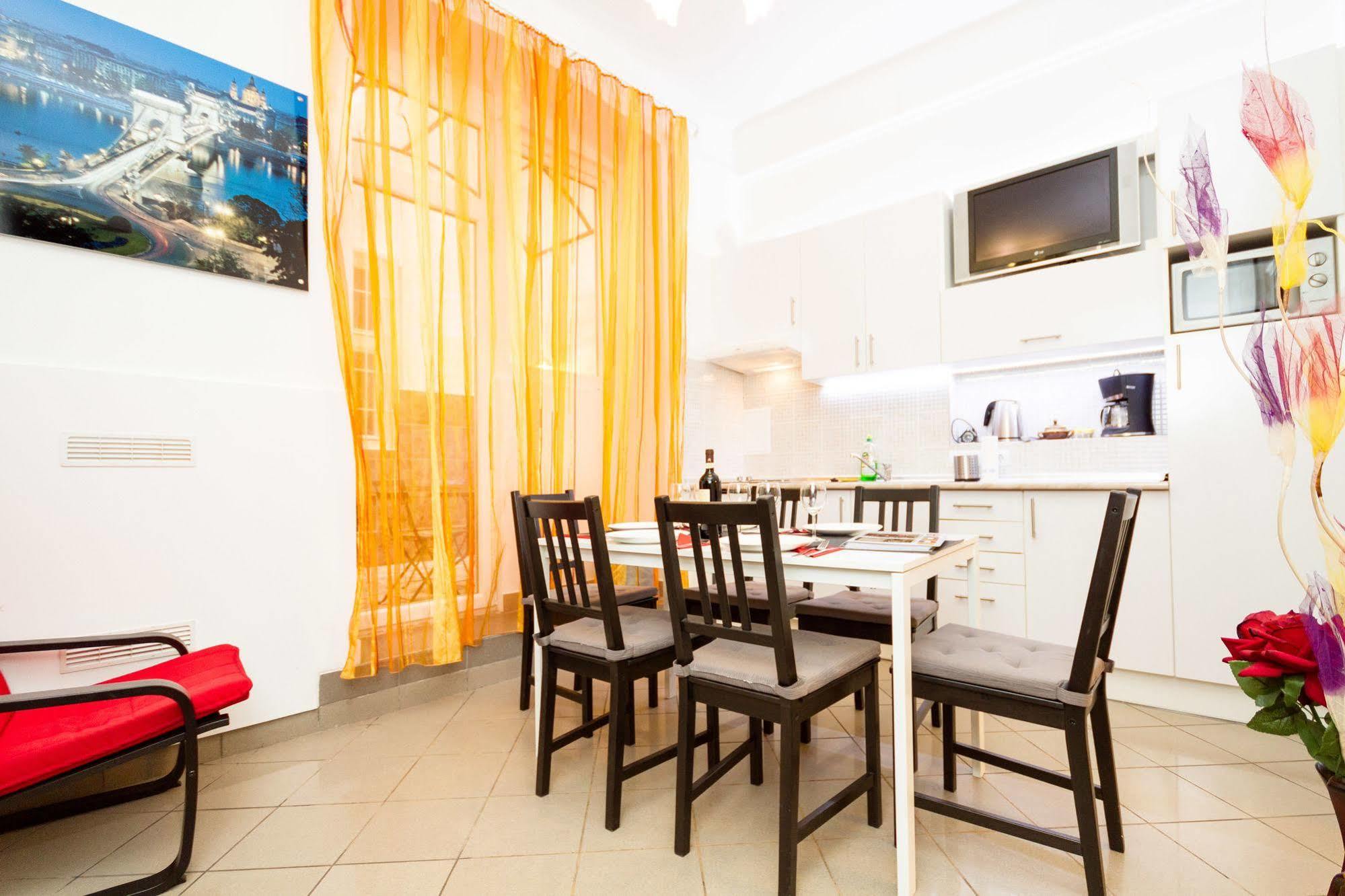 Like Home - Opera Apartments Budapest Esterno foto