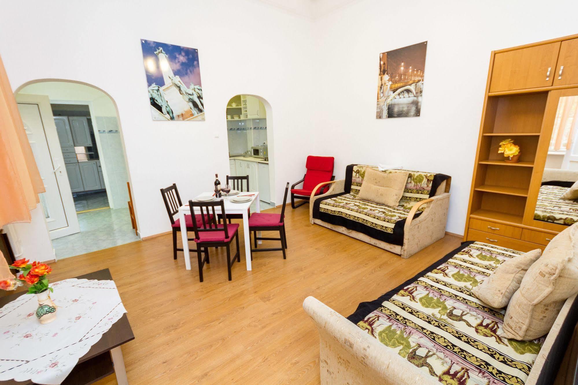 Like Home - Opera Apartments Budapest Esterno foto