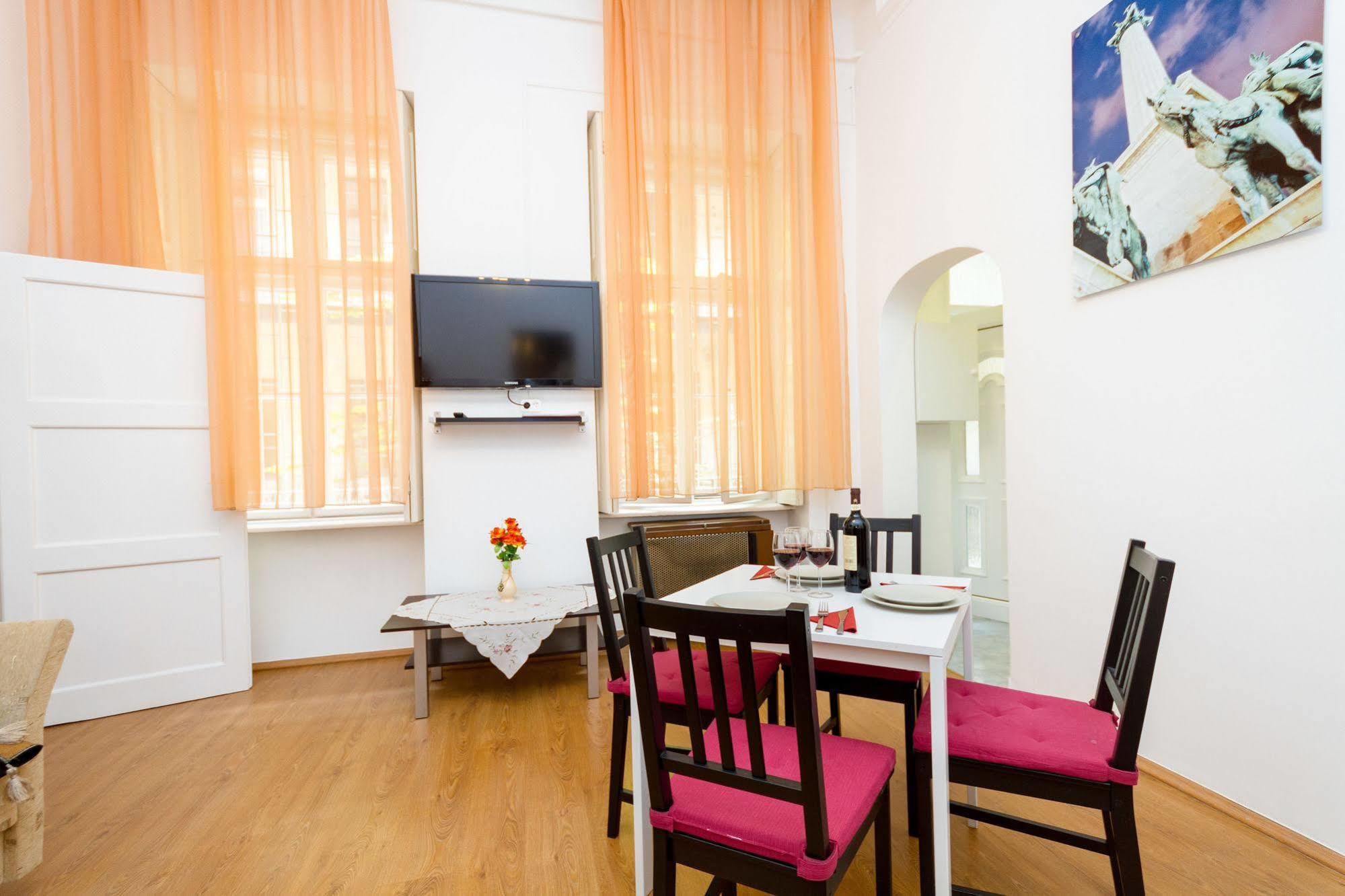 Like Home - Opera Apartments Budapest Esterno foto