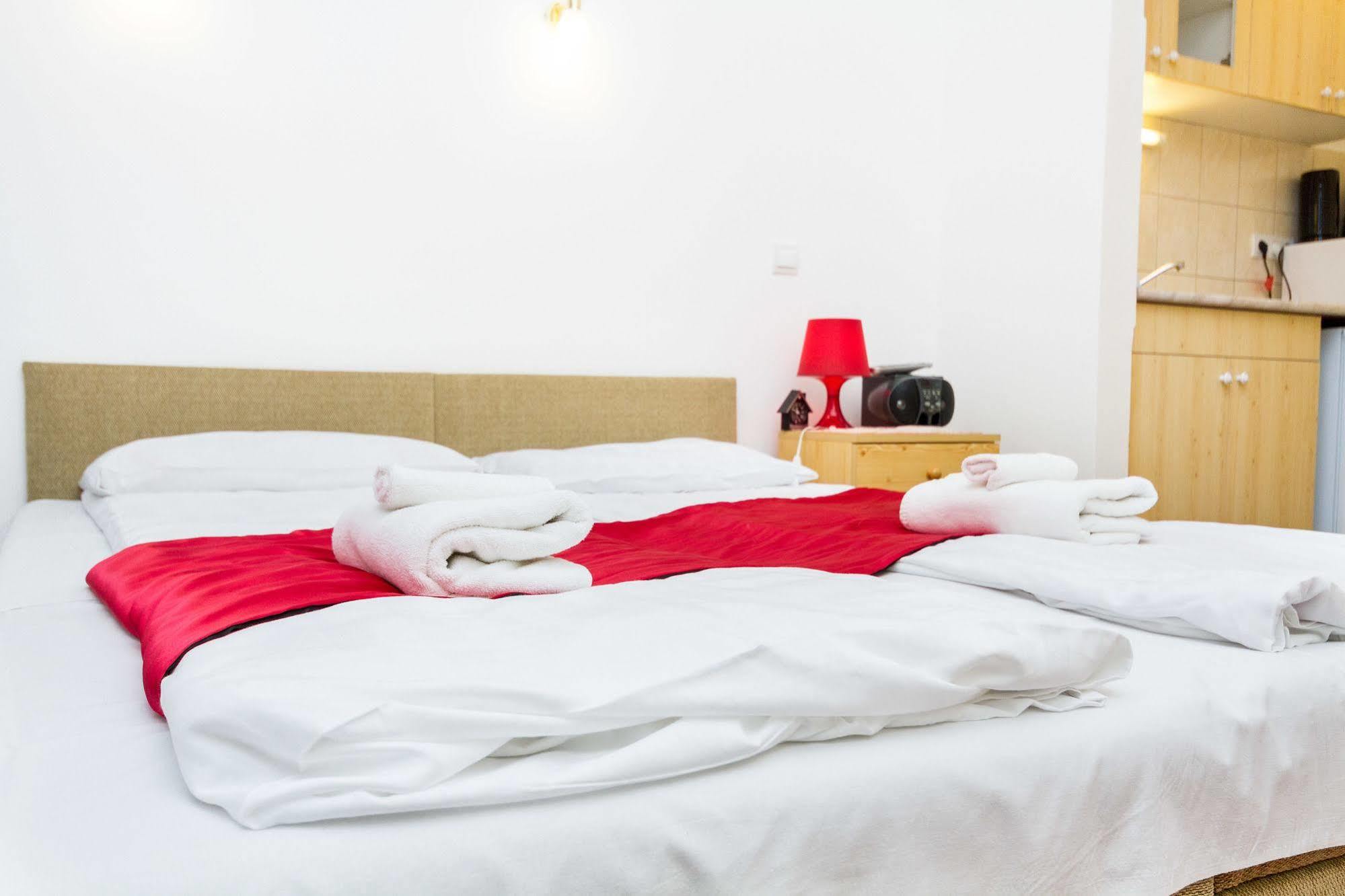 Like Home - Opera Apartments Budapest Esterno foto