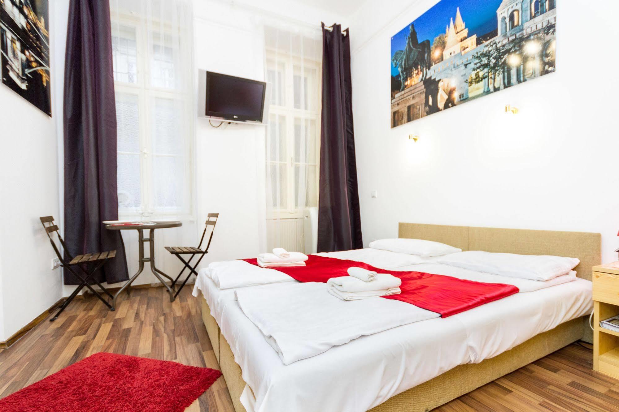 Like Home - Opera Apartments Budapest Esterno foto