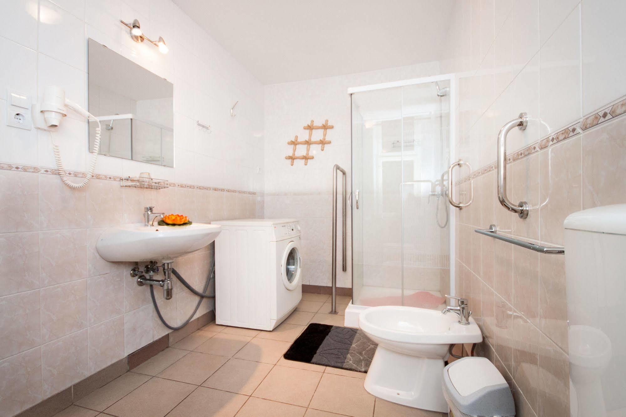 Like Home - Opera Apartments Budapest Esterno foto