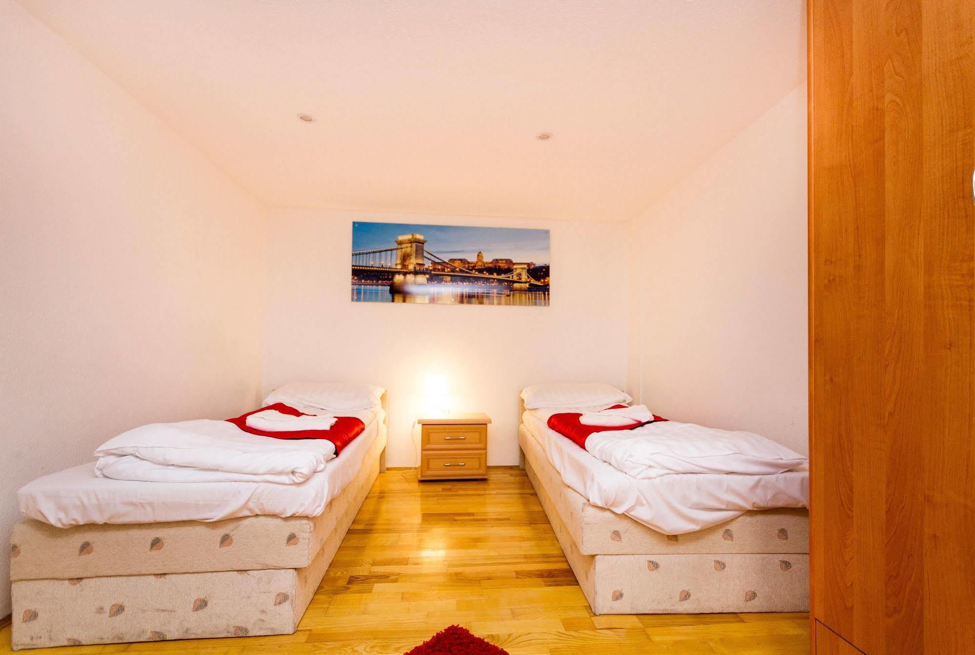 Like Home - Opera Apartments Budapest Esterno foto